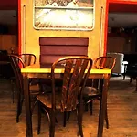 אכסניה Good Bye Lenin Pub & Garden