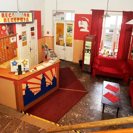 Good Bye Lenin Pub & Garden Hostel *